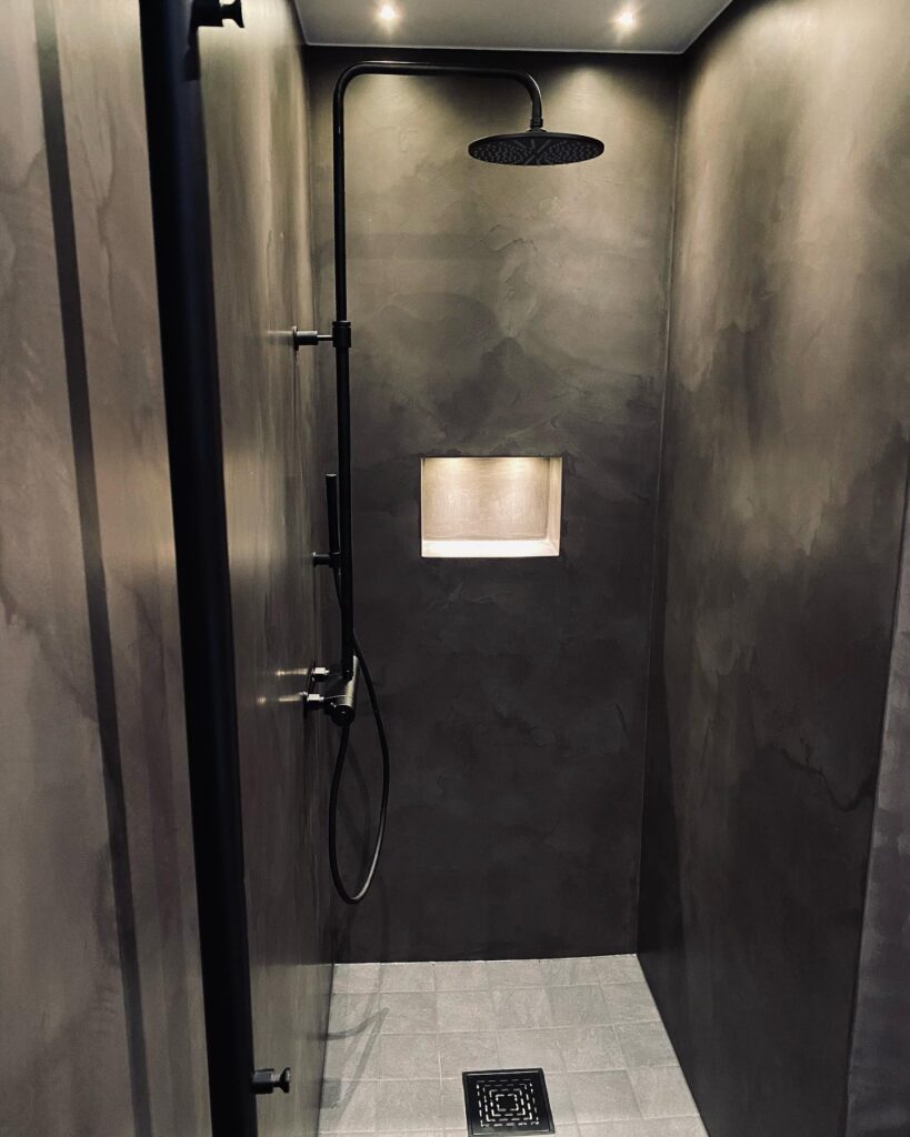 Badrumsrenovering. Dusch med designcement.