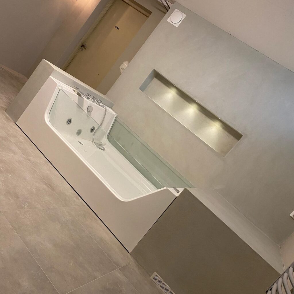 Renovering av badrum och inbyggnad av badkar.