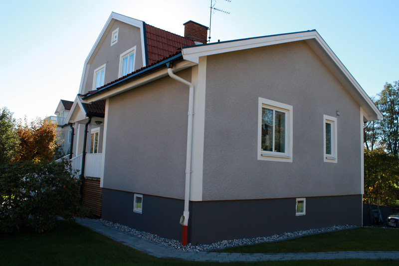 Utbyggnad och putsfasad.